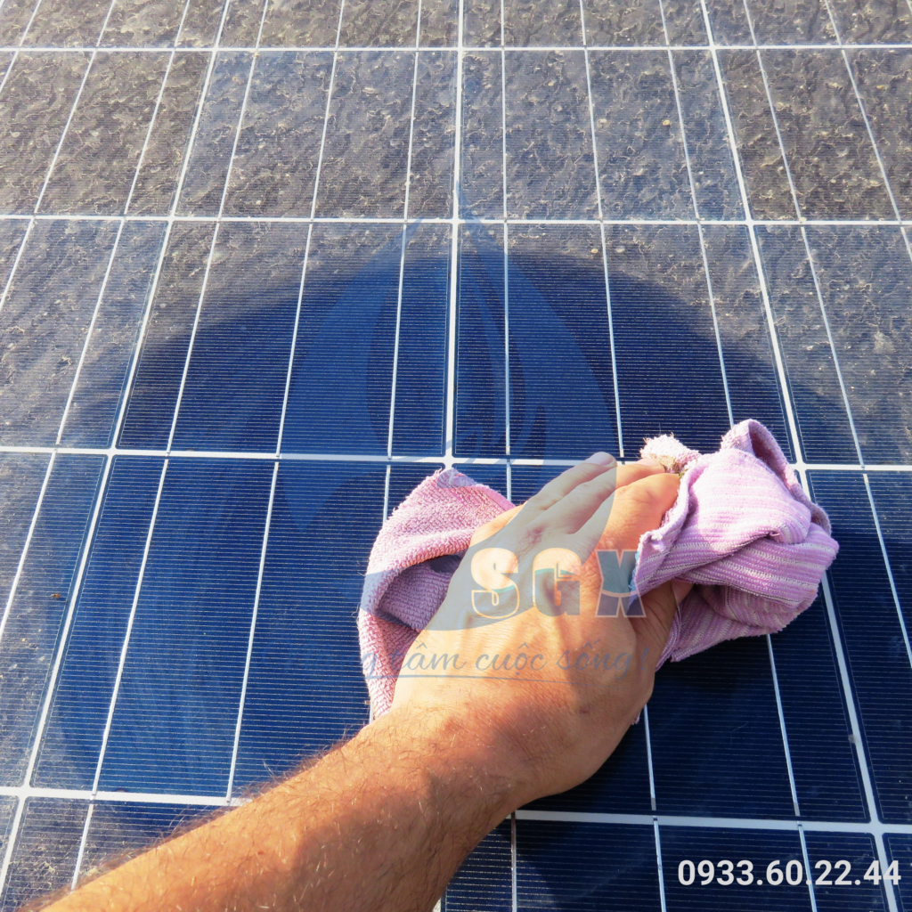 cach-ve-sinh-tam-pin-nang-luong-mat-troi