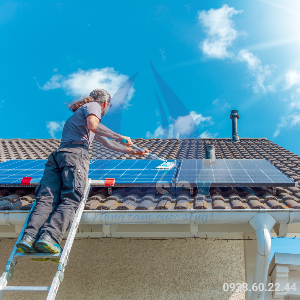 ve-sinh-tam-pin-nang-luong-mat-troi